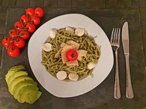 Grüne Spirulina-Spagetti mit Avocado, Tomate und Mozzarella