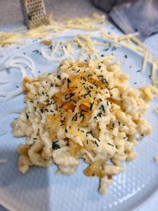 Käsespätzle mit Schmorzwiebeln und feinem Spirulina Granulat