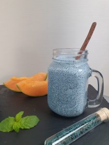 "Einhornmilch" mit Quinoa (gefärbt mit dem natürlichen Spirulina-Farbstoff - Phycocyanin) Spirulina im Reagenzglas