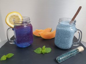 Blaue Spirulina-Limo und "Einhornmilch" mit Quinoa (gefärbt mit dem natürlichen Spirulina-Farbstoff - Phycocyanin)